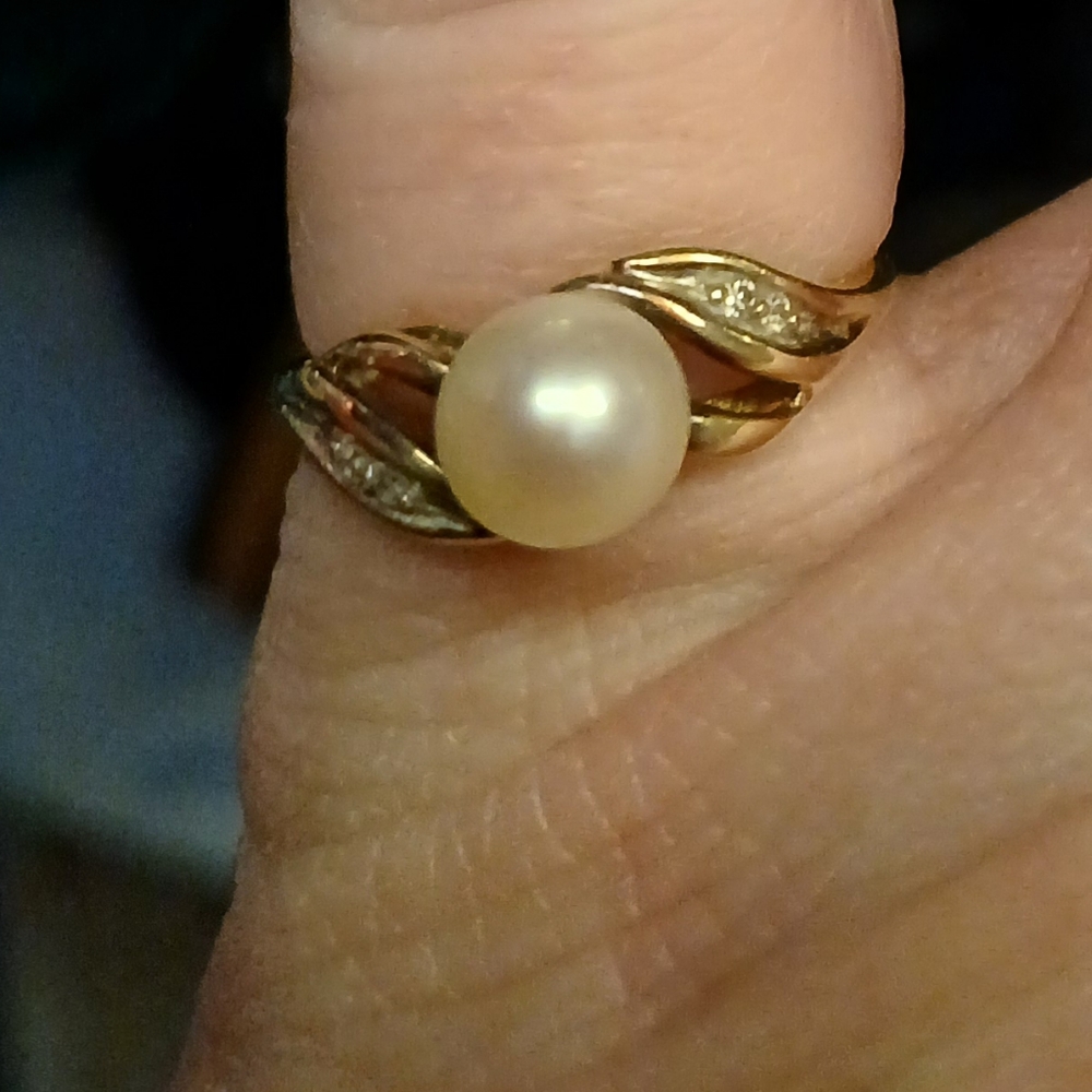 Elegant 10kt Gold Pearl Ring